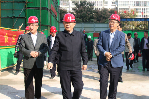 东港区委书记王世波到兴业集团调研