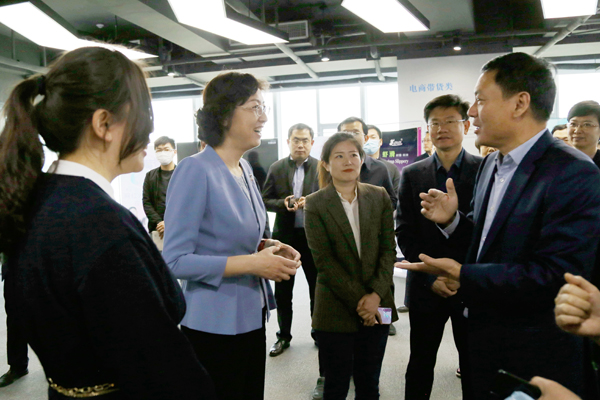 日照市委书记张惠到kol创意产业园和日照万达广场直播基地调研